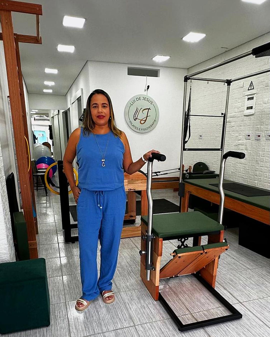 Luizangela de Jesus ao lado da step chair.