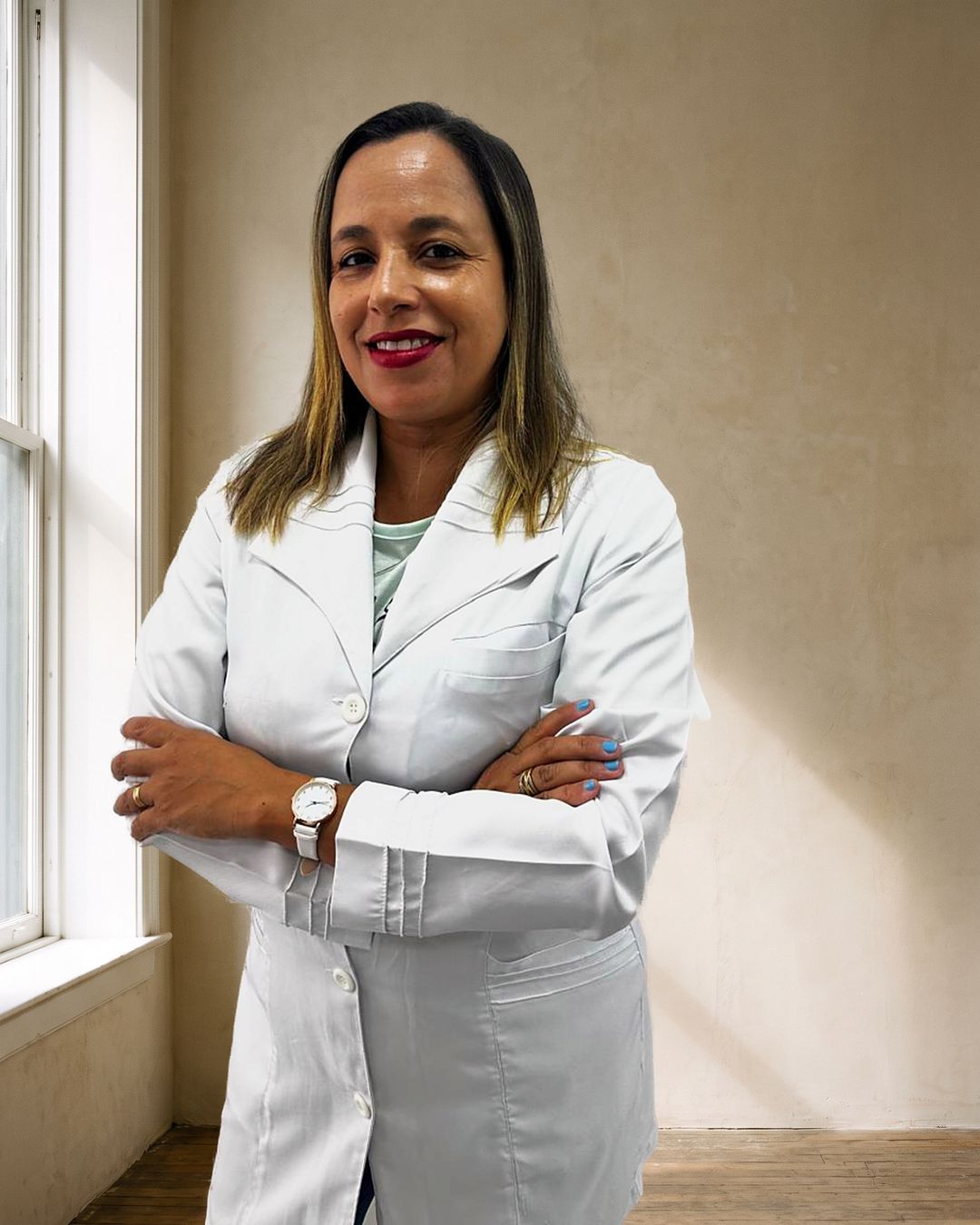Retrato de Luizangela de Jesus, fisioterapeuta, de jaleco branco.