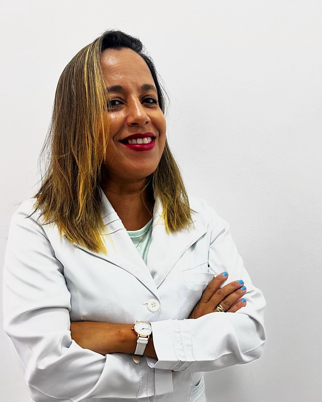 Retrato de Luizangela de Jesus de jaleco branco, sorrindo.